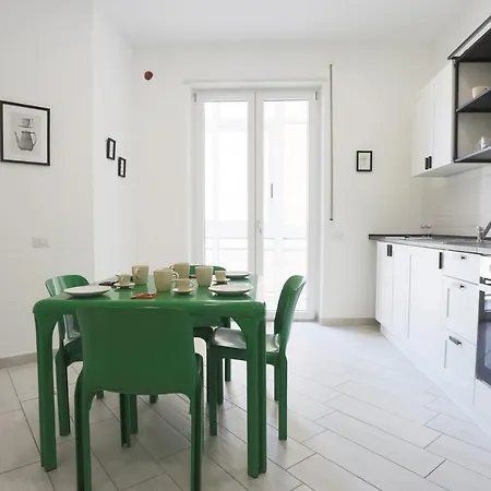 Bright & Near The Station Apartment
