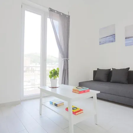 Bright & Near The Station Apartment Salerno