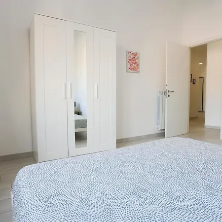 Bright & Near The Station Apartment Salerno